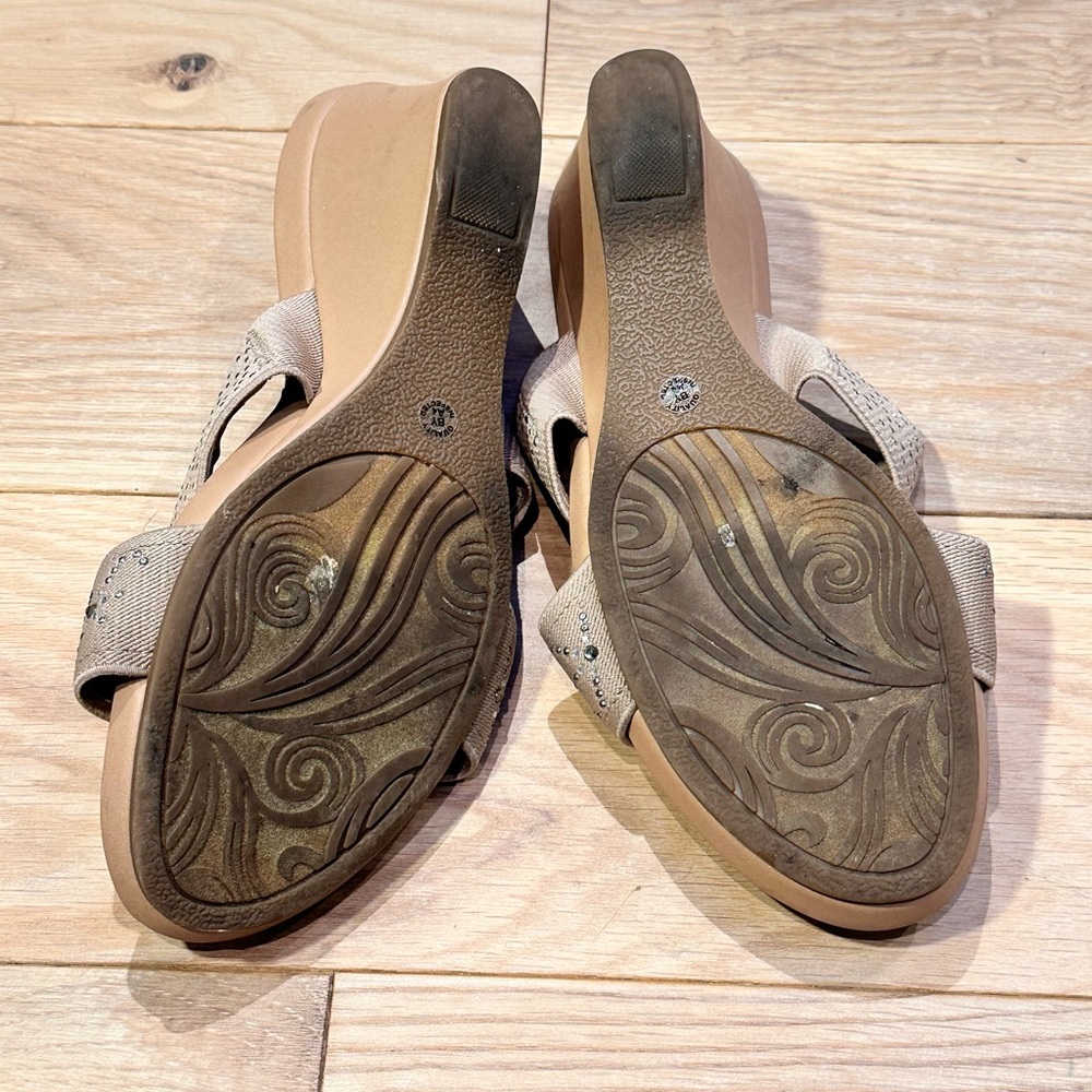 EAST 5th Memory Foam Wedge Sandals - Picture 8 of 9